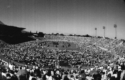 Estadio Flor Blanca lleno durante una reunión de Elim